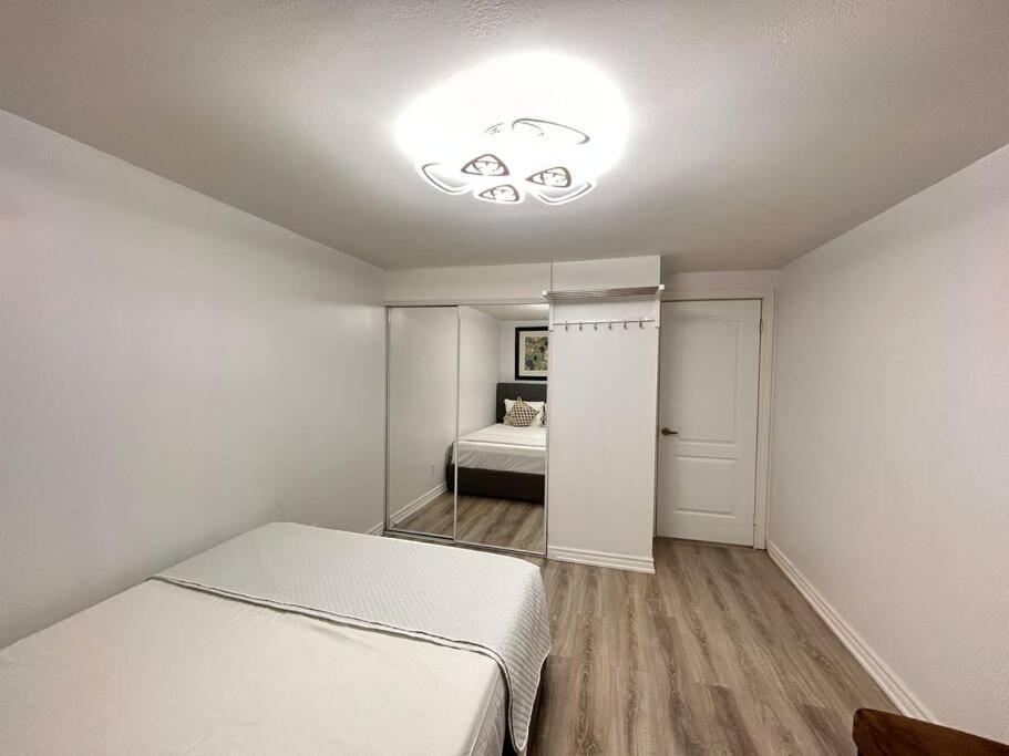 Super Luxury Family Home - 3 Bedrooms, 1 Full Bathroom And 1 Half Washroom With Free Parking, Wifi, Netflix Торонто Экстерьер фото